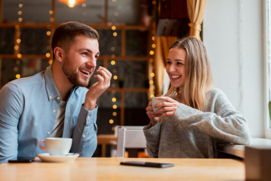 парень и девушка болтают в кафе