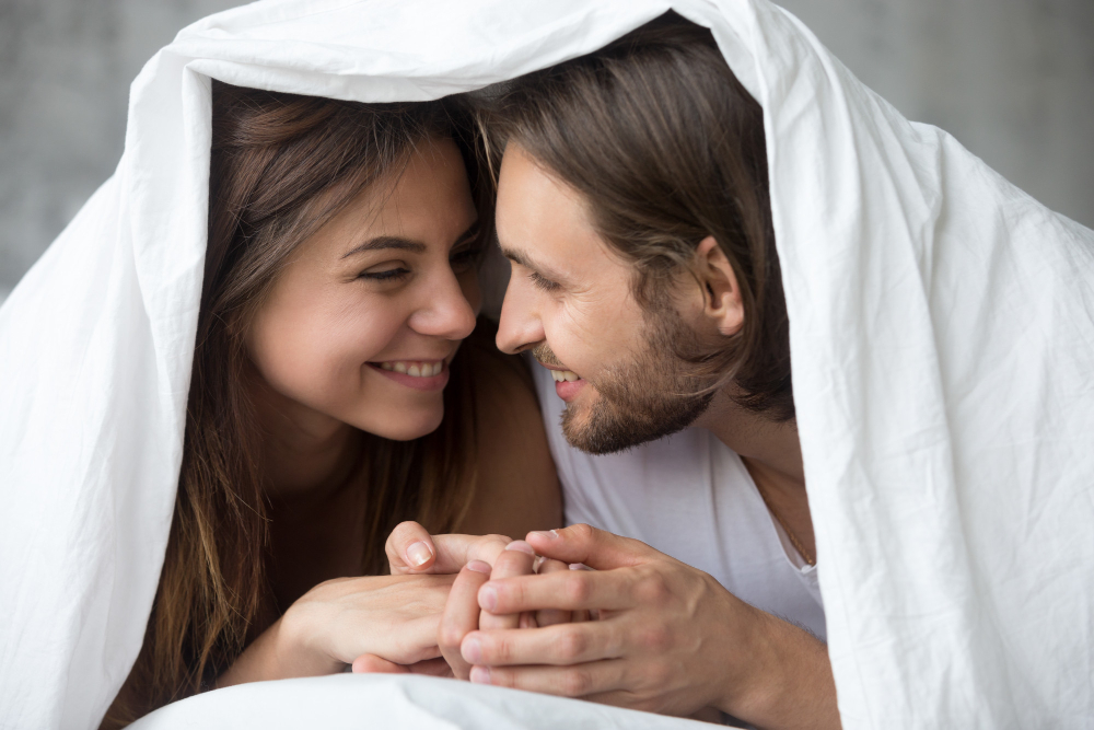 счастливая пара под одеялом